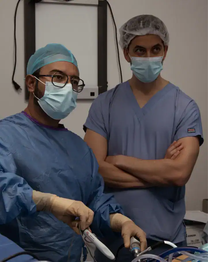 Dr. Esteban Castro durante una cirugía ortopédica