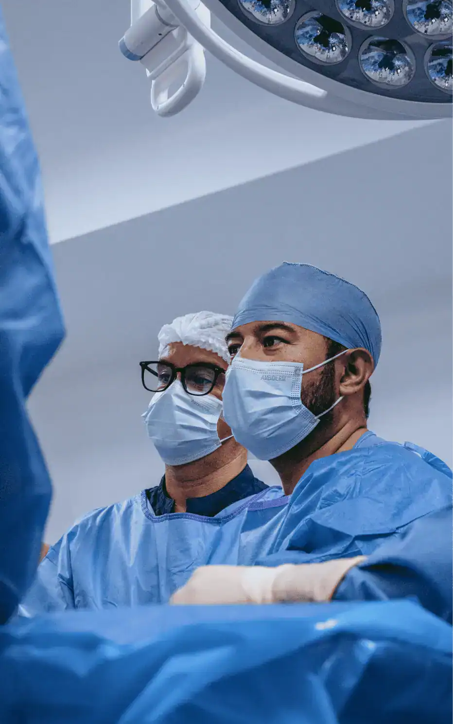 Médicos especialistas brindando atención traumatológica de emergencia